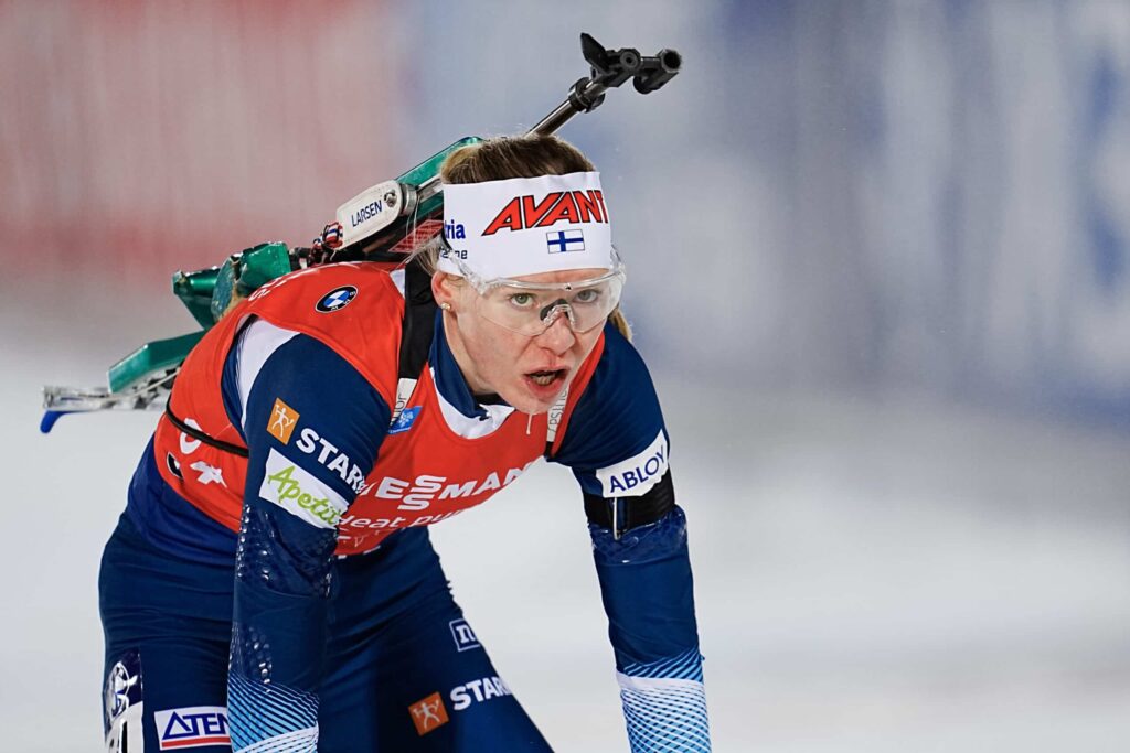 Suvi Minkkinen nosti kädet pystyyn Ylen haastattelussa Suvi Minkkinen nosti kädet pystyyn Ylen haastattelussa