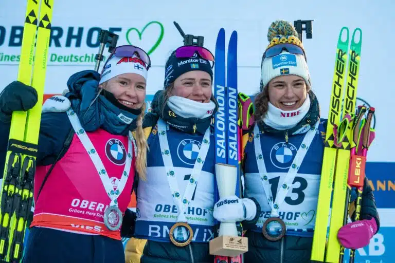 Ampumahiihtäjä Hanna Öberg pyyhki lattiaa hiihtonaisilla