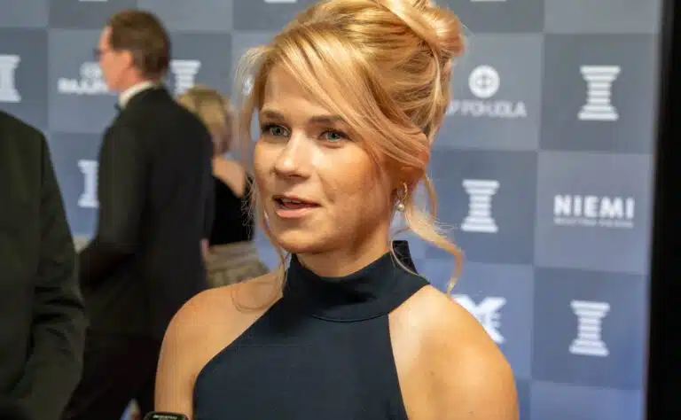 Alisa Vainio poseerasi korismiehen kanssa – avautui uudesta kokemuksestaan