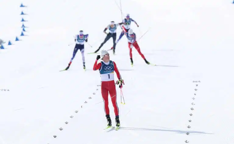 Ranskan presidentti Emmanuel Macron reagoi hiihdon skandaalimitaliin