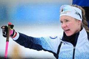 Suvi Minkkinen ulkona ampumahiihdon huippukisasta Suvi Minkkinen ulkona ampumahiihdon huippukisasta