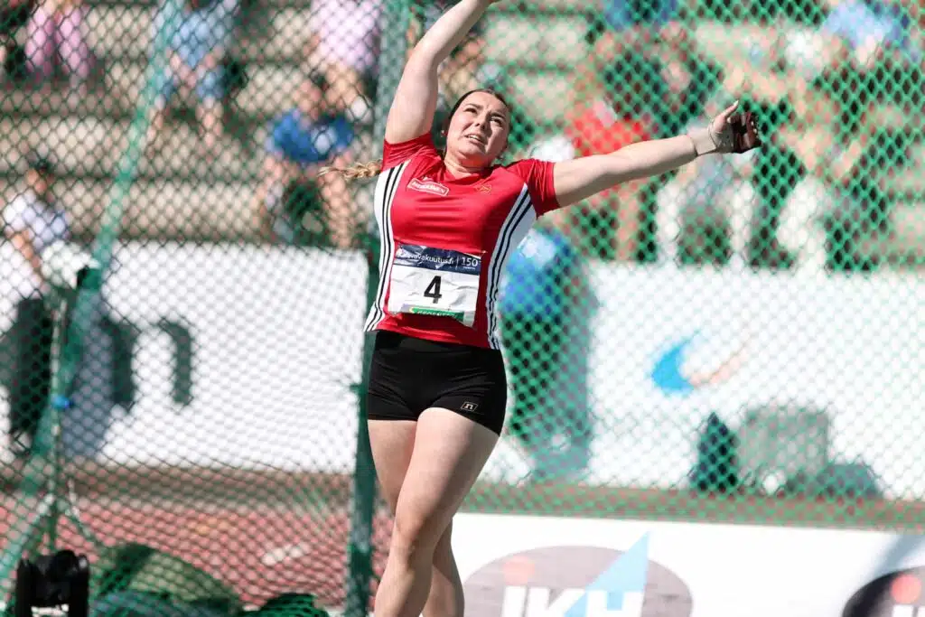 Suomalainen moukarinainen esitti hurjaa ylivoimaa Suomalainen moukarinainen esitti hurjaa ylivoimaa