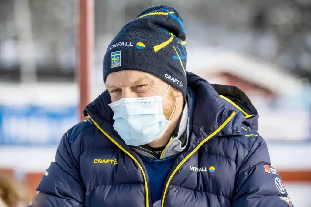 Kenkää saanut hiihtomaajoukkueen pomo avautui – ”Puukosta selkään”