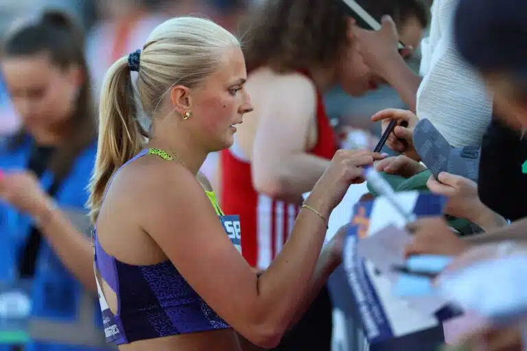 Nora Lindahl siirtyi Suomeen – pikakiituri haukkui nyt pystyyn Ruotsissa kokemansa