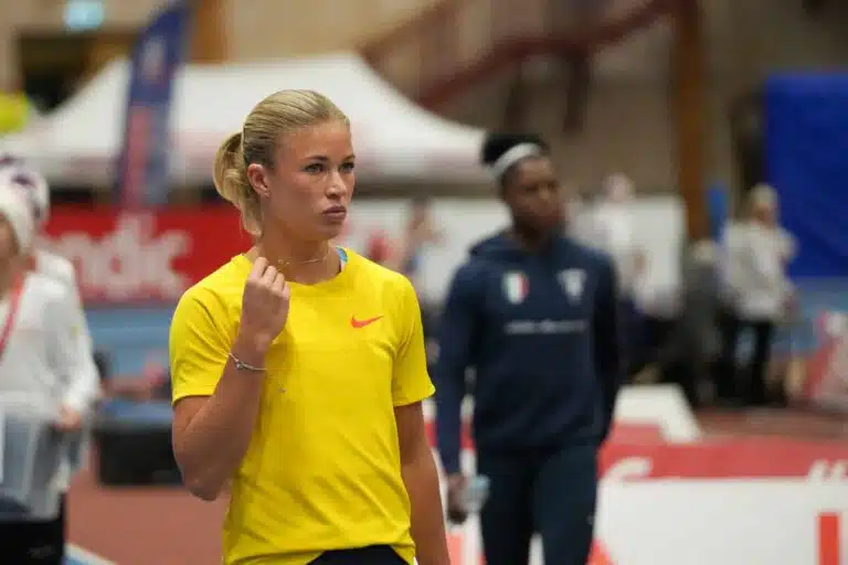 Pikajuoksutähti Julia Henriksson hempeili SM-liigatähden kanssa