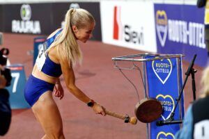 Alisa Vainio jaksoi kaksi minuuttia – laittoi sitten stopin Ella Junnilan pelleilylle Alisa Vainio jaksoi kaksi minuuttia – laittoi sitten stopin Ella Junnilan pelleilylle
