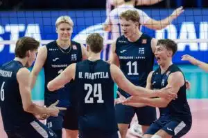 Suomalainen lentopallolegenda puhui suunsa puhtaaksi Veljesten EM-kisoista Suomen miesten lentopallomaajoukkue juhlii EM-pronssipelissä