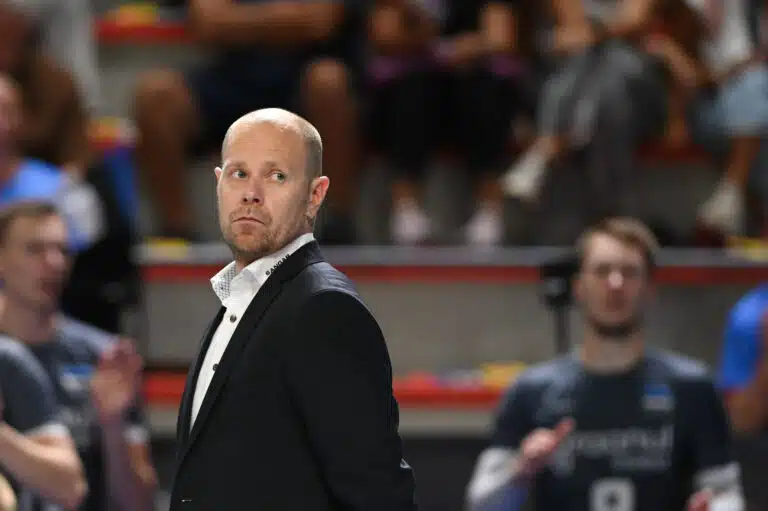 Vastustajan päävalmentaja ällistyi Suomen lentopallomaajoukkueen touhusta